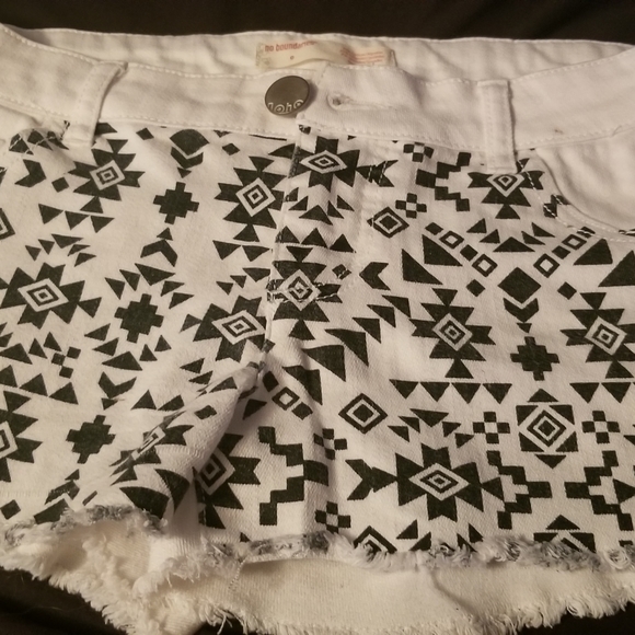 SHORTS No Boundaries White Pattern Shorts Size 9 - Picture 2 of 5